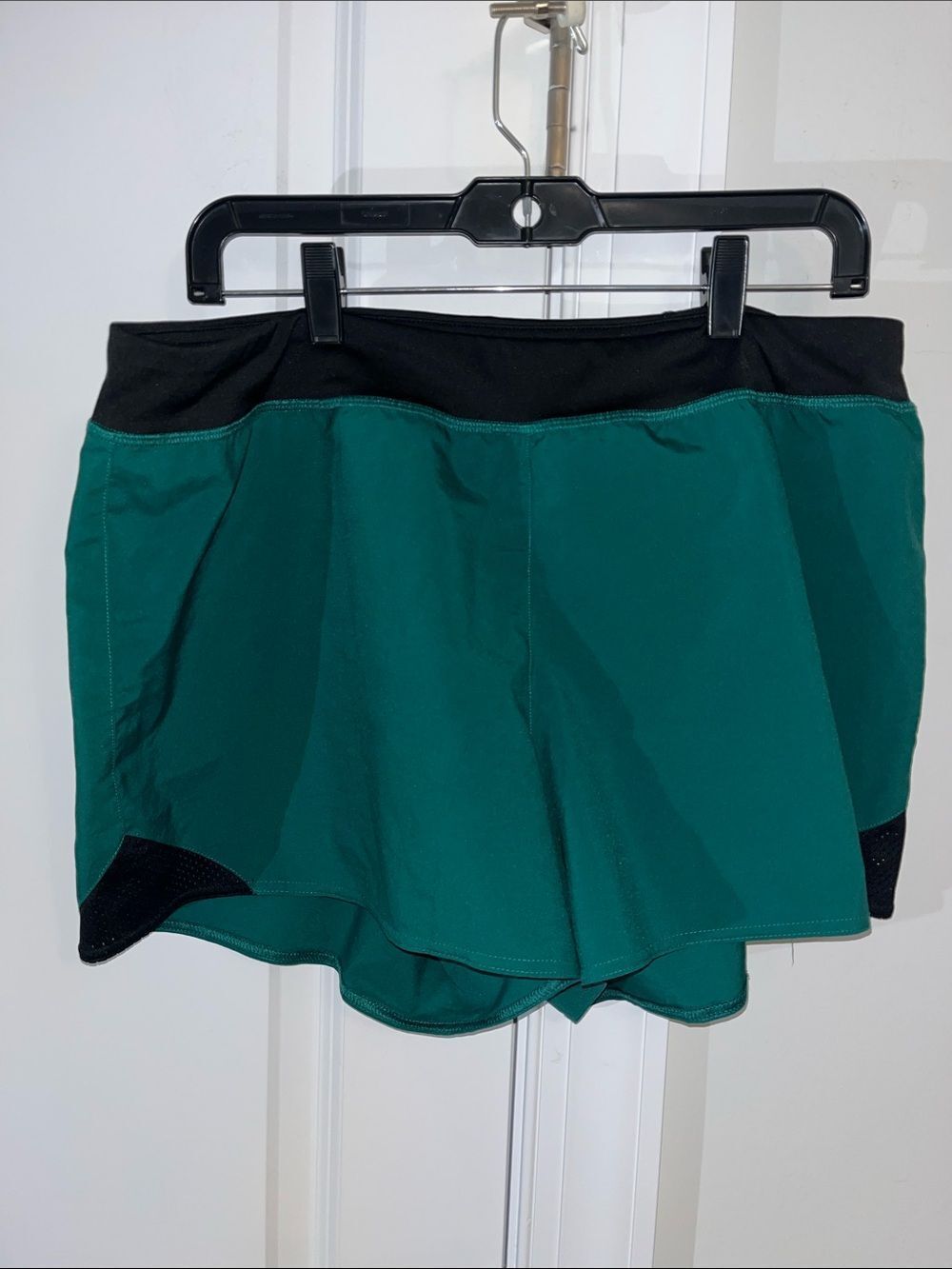 Reebok Speedwick green black work out Shorts WoMens XL